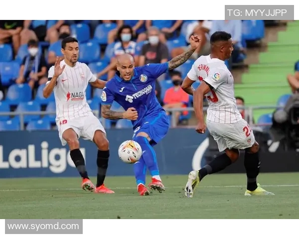 深入解析足球战术板的应用与策略提升球队竞技水平的关键因素 深入解析足球战术板的应用与策略提升球队竞技水平的关键因素